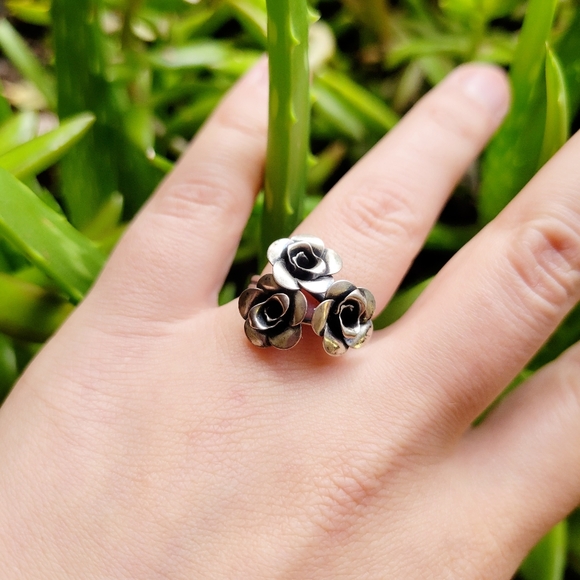 *RARE* Vintage Beau Sterling 925 Sterling Silver Triple Rose Ring - Picture 4 of 11